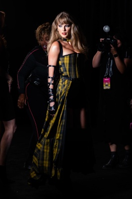 TAYLOR_0102~0.jpg
