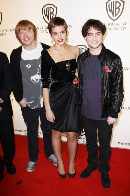 29433_kaneda_Emma_Watson_Warner_Brothers_Leavesden_Studios_Photocall_26_123_576lo.jpg