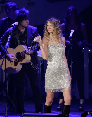 taylor_0012~0.jpg