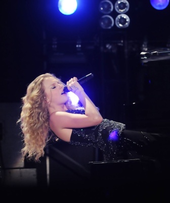 taylor_0011~0.jpg