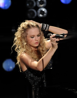 taylor_0030~0.jpg