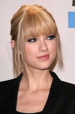 190812180_taylorswift11212010americanmusicawards26.jpg