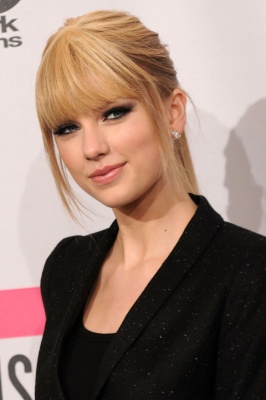 190812187_taylorswift11212010americanmusicawards28.jpg