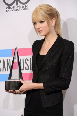 190812196_taylorswift11212010americanmusicawards30.jpg