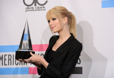 190812264_taylorswift11212010americanmusicawards47.jpg