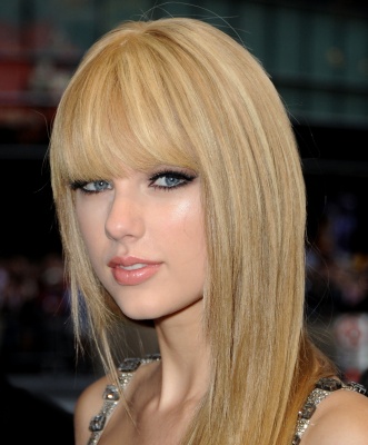 190812283_taylorswift11212010americanmusicawards51.jpg