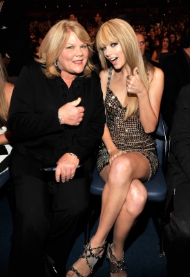 190812647_taylorswift11212010americanmusicawards126.jpg