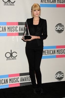190812654_taylorswift11212010americanmusicawards133.jpg