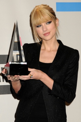 190812660_taylorswift11212010americanmusicawards136.jpg