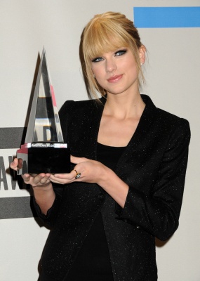 190812661_taylorswift11212010americanmusicawards137.jpg