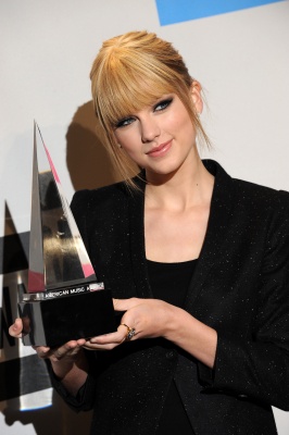 190812674_taylorswift11212010americanmusicawards142.jpg