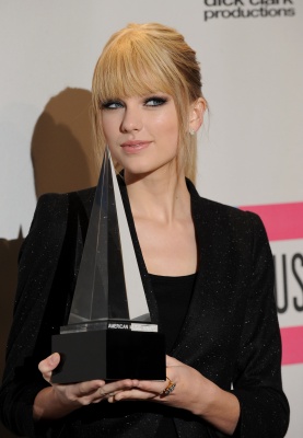 190812681_taylorswift11212010americanmusicawards145.jpg
