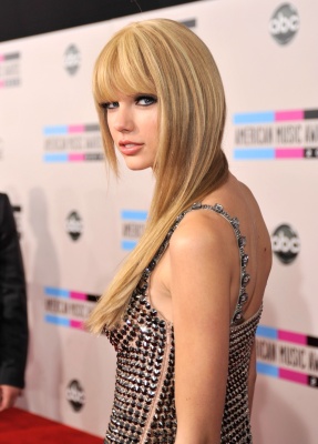 190812696_1osi6jblio_taylor-swift_bikini-hq_2_.jpg