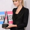 190812196_taylorswift11212010americanmusicawards30.jpg