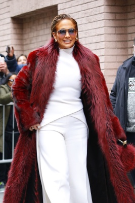 90893836_jennifer_lopez_12122018_adds.jpg