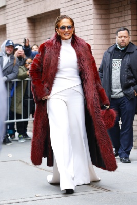 90893838_jennifer_lopez_12122018_adds_03.jpg