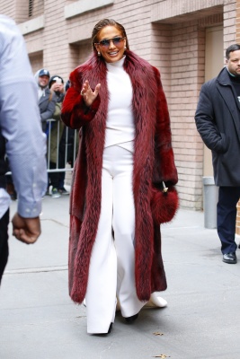 90893856_jennifer_lopez_12122018_adds_12.jpg