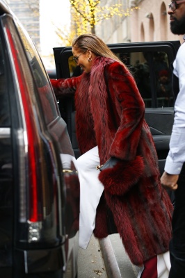 90893861_jennifer_lopez_12122018_adds_15.jpg