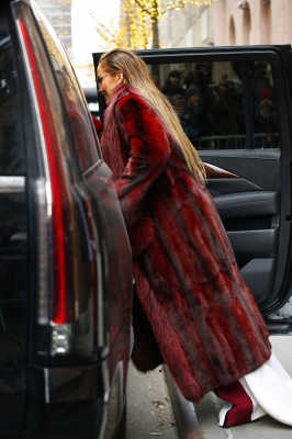 90893862_jennifer_lopez_12122018_adds_16.jpg