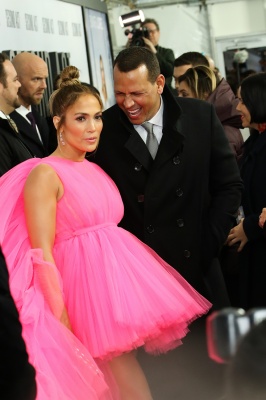 90909214_jennifer_lopez_12122018_08.jpg