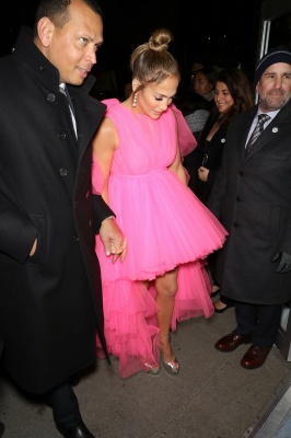 90909215_jennifer_lopez_12122018_09.jpg