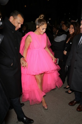 90909218_jennifer_lopez_12122018_12.jpg