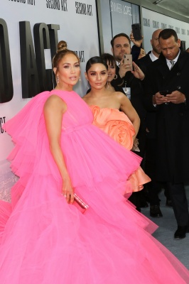 90909270_jennifer_lopez_12122018_61.jpg