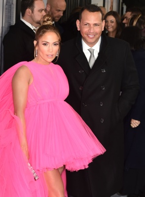 90909293_jennifer_lopez_12122018_84.jpg