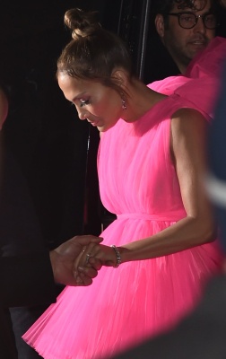 90909296_jennifer_lopez_12122018_88.jpg