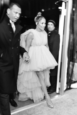 90909304_jennifer_lopez_12122018_96.jpg