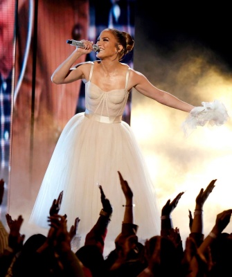 Jennifer_Lopez_-_Performs_Live_at_American_Music_Awards_in_Los_Angeles_11-21-2021__8_.jpg