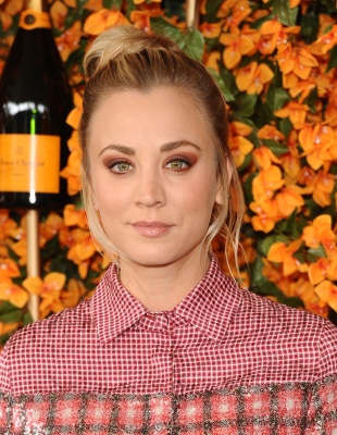 84332111_kaley_cuoco_06102018_03.jpg