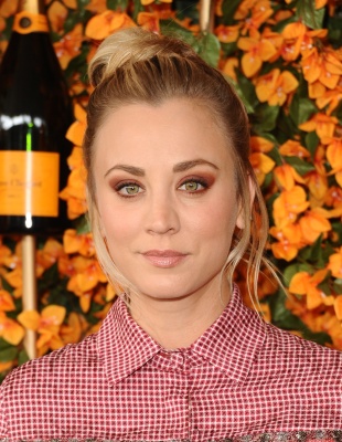84332112_kaley_cuoco_06102018_04.jpg