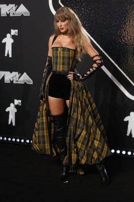 TAYLOR_0135~0.jpg