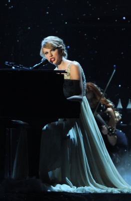 taylor_0002~0.jpg