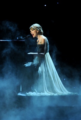 taylor_0007~0.jpg
