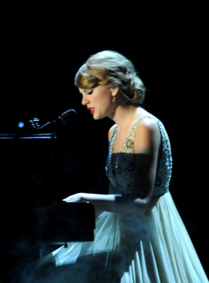 taylor_0008~0.jpg