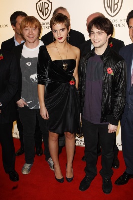 29521_kaneda_Emma_Watson_Warner_Brothers_Leavesden_Studios_Photocall_5_123_229lo.jpg