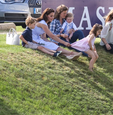 72725833_kate_middleton_10062018_adds_04.jpg