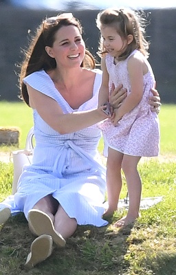 72729452_kate_middleton_10062018_addds_13.jpg