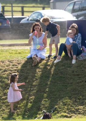 72730749_kate_middleton_10062018_adddds_31.jpg