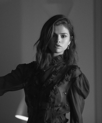 42357455_coach_campaign_selena_gomez_2_embed.jpg