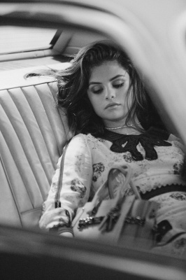 42357461_coach_campaign_selena_gomez_3_embed.jpg