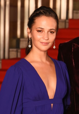 125569653_picturepub-alicia-vikander-001.jpg